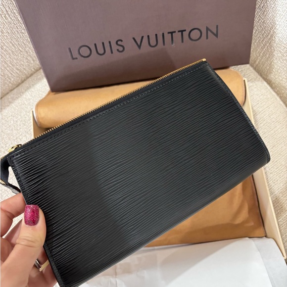 Authentic Louis Vuitton Epi Pochette accessories 24 epi wristlet - Picture 2 of 12